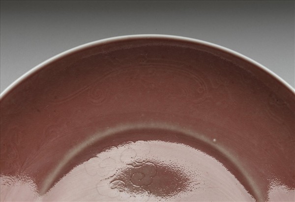 霽紅釉雲龍紋盤