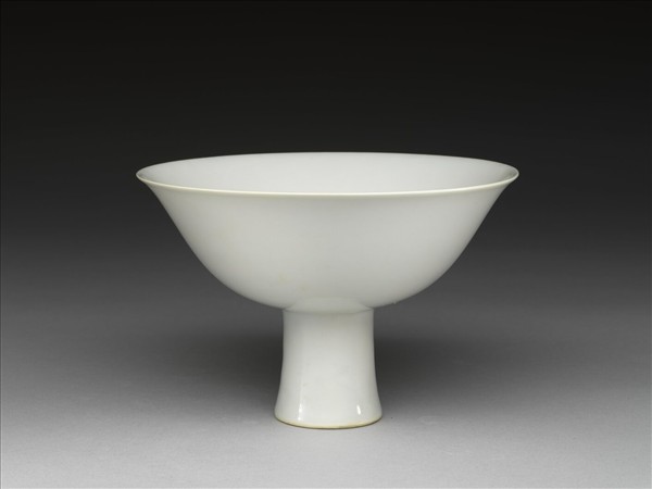 甜白釉高足碗