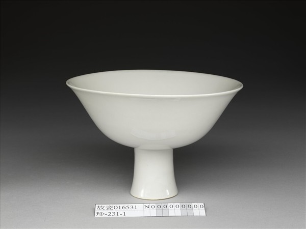 甜白釉高足碗