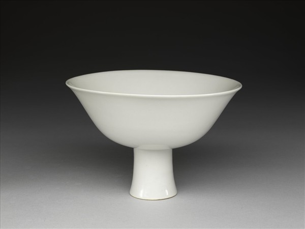 甜白釉高足碗