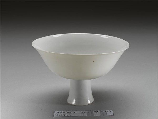 甜白釉雲龍紋高足碗