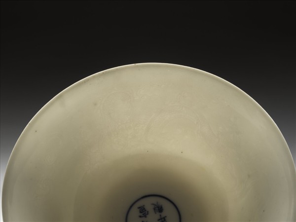 甜白釉雲龍紋高足碗