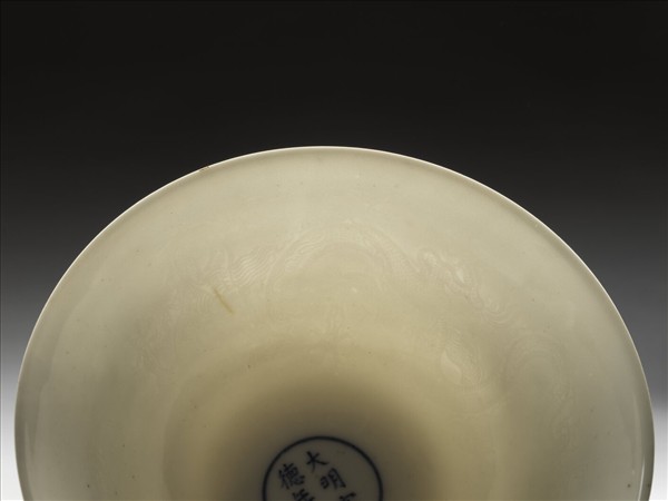 甜白釉雲龍紋高足碗