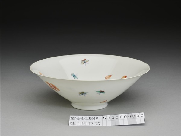 鬥彩花蝶紋葵口碗