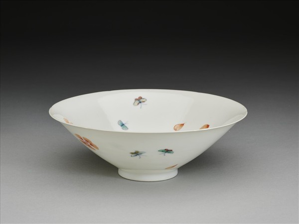 鬥彩花蝶紋葵口碗