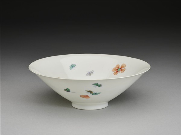 鬥彩花蝶紋葵口碗