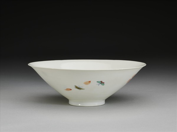 鬥彩花蝶紋葵口碗