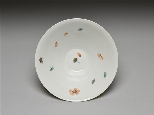 鬥彩花蝶紋葵口碗