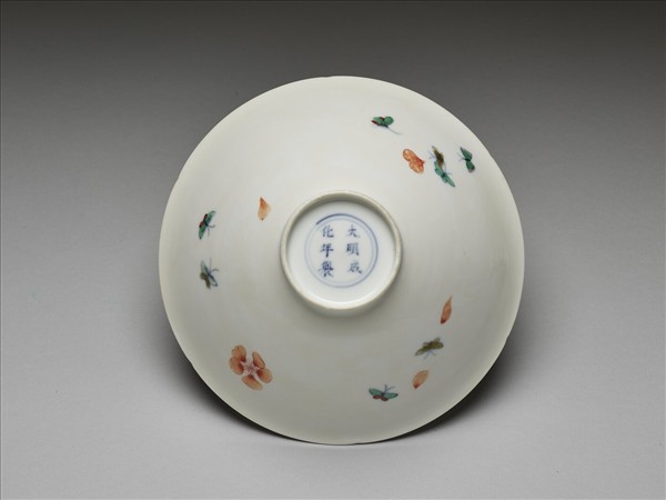 鬥彩花蝶紋葵口碗