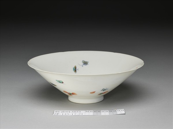 鬥彩花蝶紋葵口碗