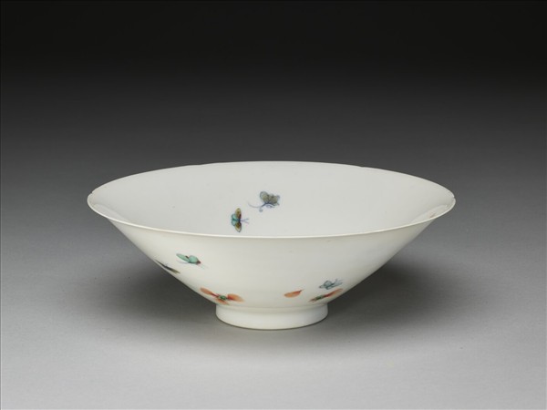 鬥彩花蝶紋葵口碗