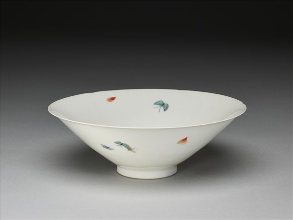 鬥彩花蝶紋葵口碗