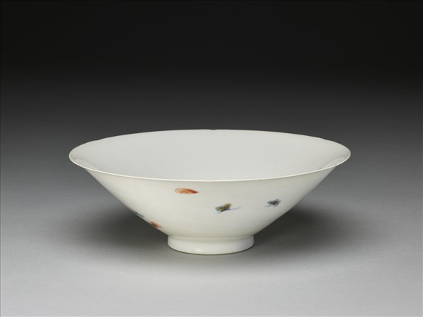 鬥彩花蝶紋葵口碗