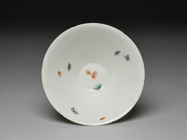 鬥彩花蝶紋葵口碗