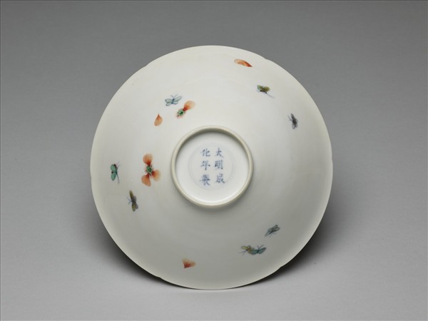 鬥彩花蝶紋葵口碗