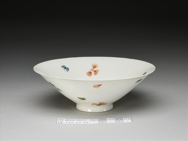 鬥彩花蝶紋葵口碗