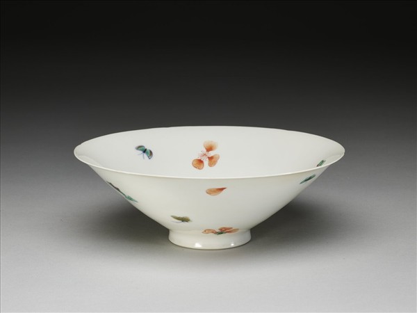 鬥彩花蝶紋葵口碗