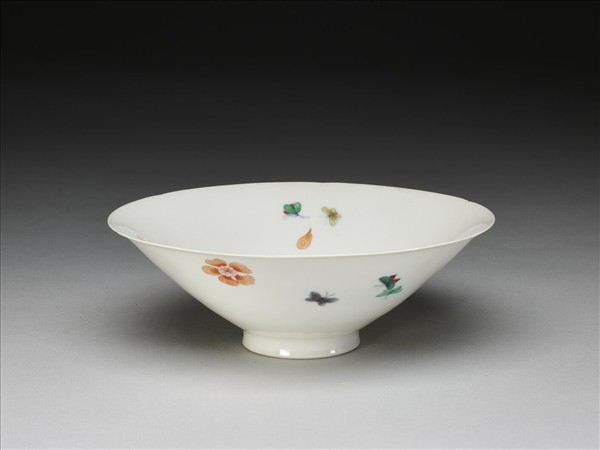 鬥彩花蝶紋葵口碗