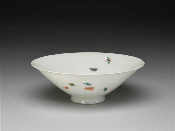 鬥彩花蝶紋葵口碗