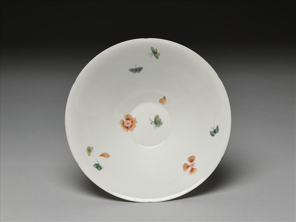 鬥彩花蝶紋葵口碗