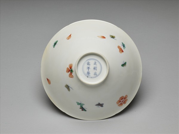 鬥彩花蝶紋葵口碗