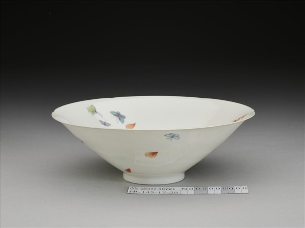 鬥彩花蝶紋葵口碗