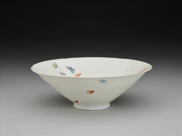 鬥彩花蝶紋葵口碗
