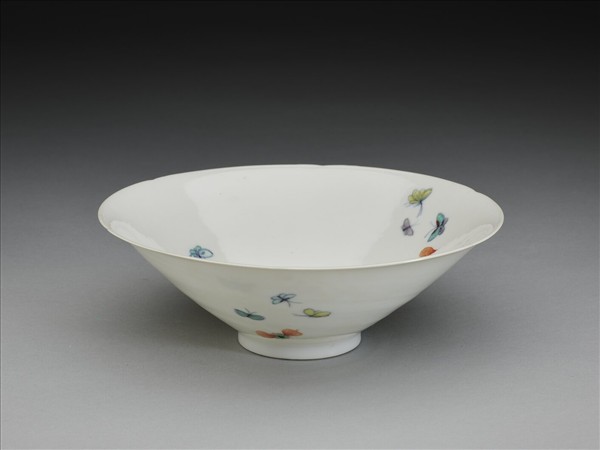 鬥彩花蝶紋葵口碗