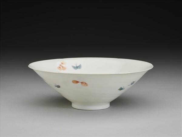 鬥彩花蝶紋葵口碗
