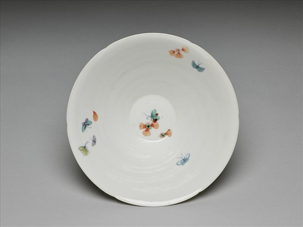 鬥彩花蝶紋葵口碗