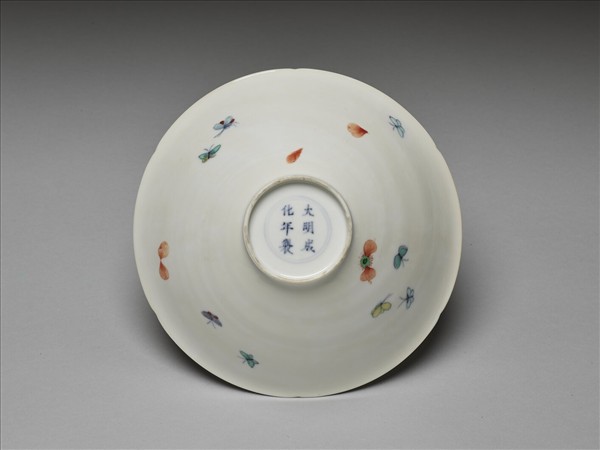 鬥彩花蝶紋葵口碗