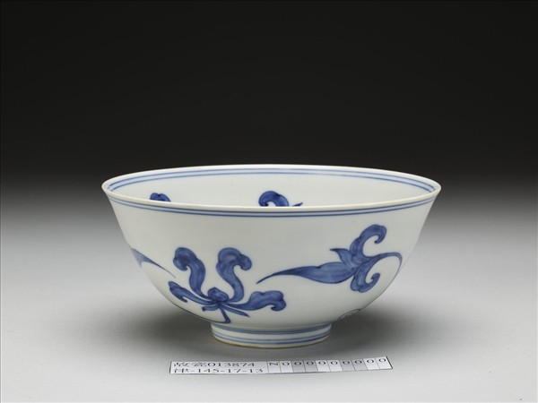 青花萱草紋碗