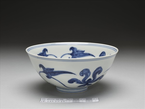 青花萱草紋碗
