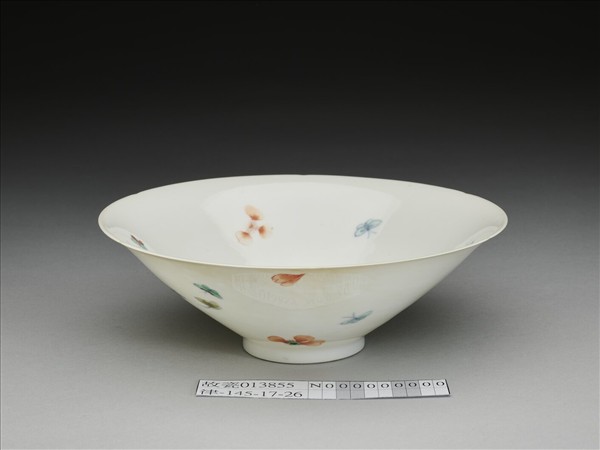 鬥彩花蝶紋葵口碗