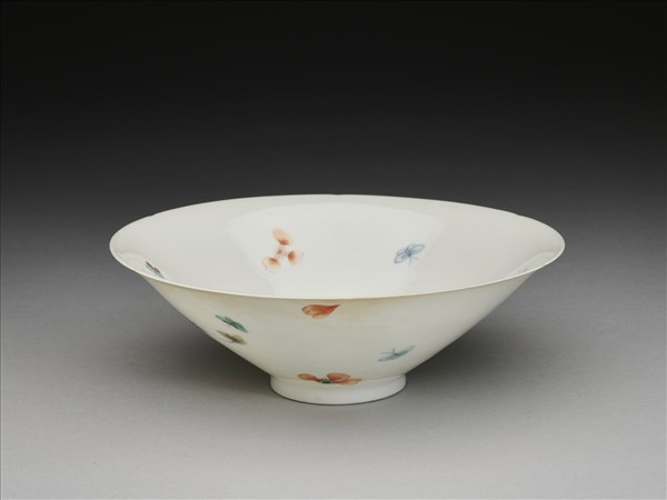 鬥彩花蝶紋葵口碗