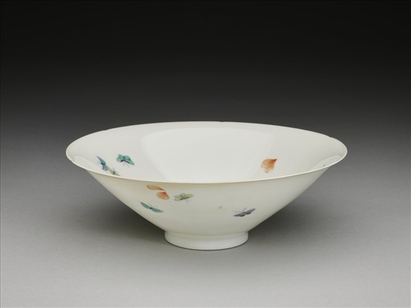 鬥彩花蝶紋葵口碗