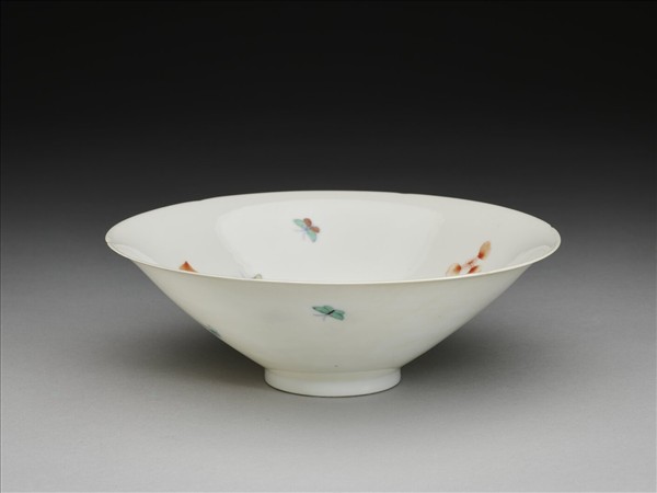 鬥彩花蝶紋葵口碗