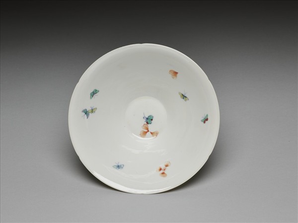 鬥彩花蝶紋葵口碗