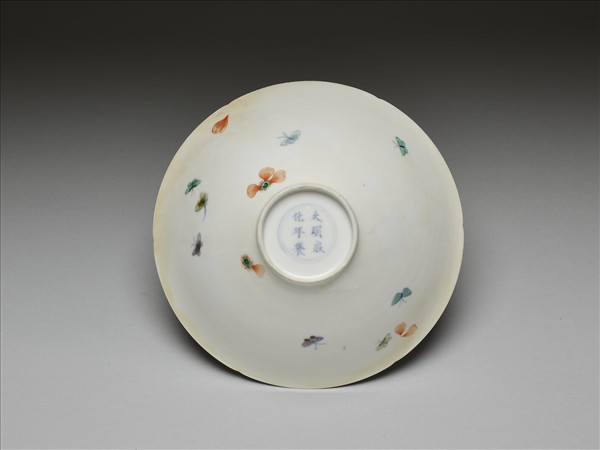 鬥彩花蝶紋葵口碗