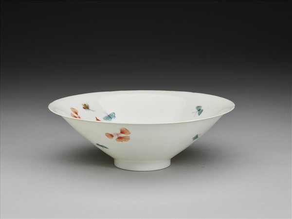 鬥彩花蝶紋葵口碗