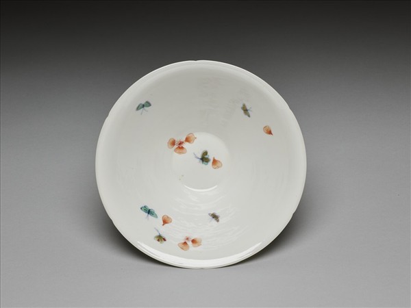 鬥彩花蝶紋葵口碗
