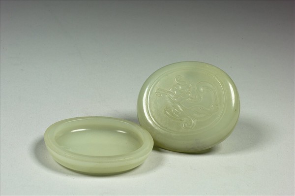 玉雕螭紋圓盒