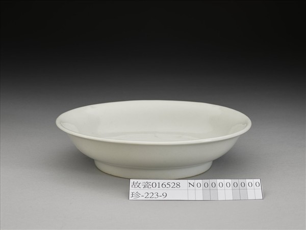 甜白釉雲龍紋盤