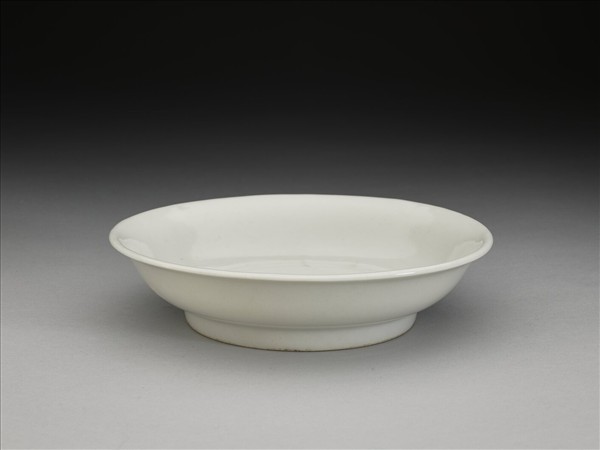 甜白釉雲龍紋盤