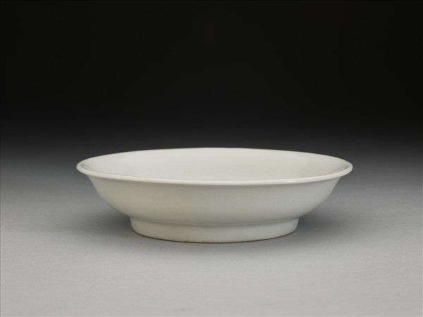 甜白釉雲龍紋盤