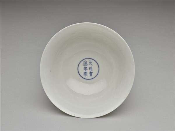 甜白釉雲龍紋高足碗