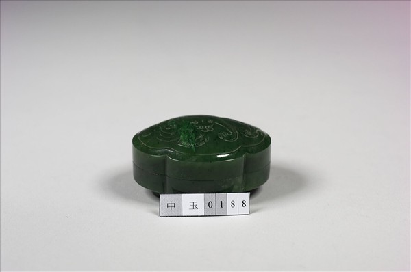 玉雕螭紋海棠式盒