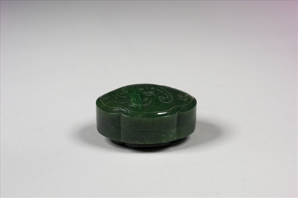 玉雕螭紋海棠式盒