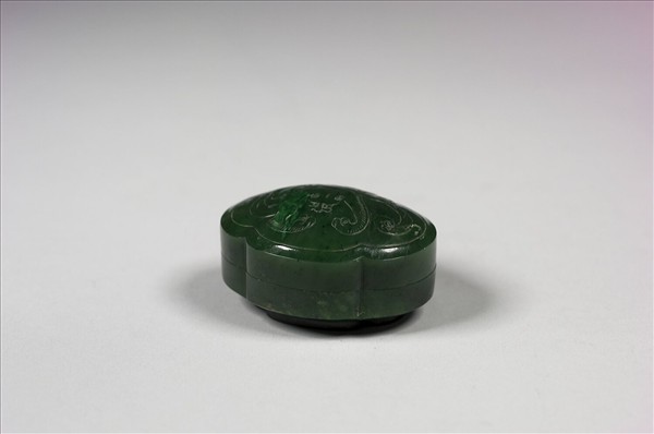 玉雕螭紋海棠式盒