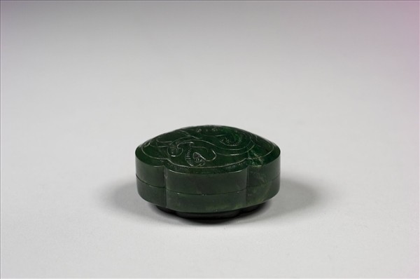 玉雕螭紋海棠式盒